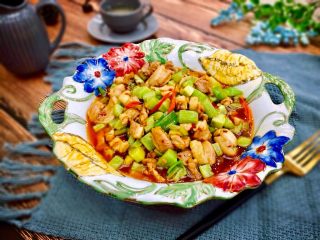 14、泡椒莴笋炒嫩鸡丁,爽脆清香的莴笋丁刚好和鸡丁的鲜美嫩滑完美结合,不油不腻,倒上一杯酒小酌还是添上一碗饭都赞哦!