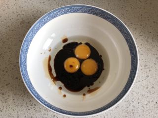 1、红枣红糖戚风,蛋黄和蛋清分离开，红糖加热水搅拌至红糖完全融化，倒入盛蛋黄的容器里，再加入玉米油