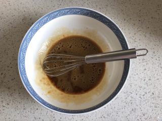 2、红枣红糖戚风,用打蛋器搅打均匀