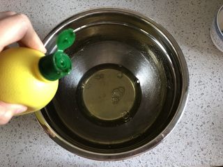 6、红枣红糖戚风,蛋白霜的制作：蛋清内倒入5滴柠檬汁