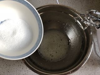 7、红枣红糖戚风,电动打蛋器低速打到蛋清有粗泡，倒入1/3的细砂糖、继续中速打发