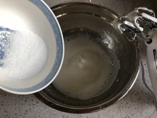 8、红枣红糖戚风,打发到蛋清泡沫细腻，再倒入1/3的细砂糖，继续中高速打发