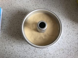 14、红枣红糖戚风,将蛋糕机倒入6寸活底蛋糕模具中，在桌上轻轻磕几下震出大的气泡