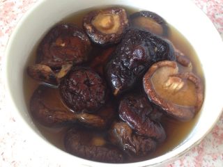 3、党参虫草乌鸡汤,香菇用温水泡发