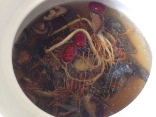 13、党参虫草乌鸡汤,加水没过食材