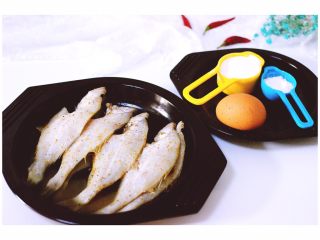 1、#咸味#酥炸片口鱼,食材备齐
