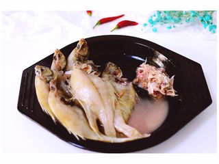 4、#咸味#酥炸片口鱼,把所有的片口鱼的五脏都掏干净