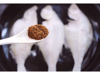 6、#咸味#酥炸片口鱼,盘子里放入洗净的鱼、撒上一层花椒粉