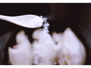 7、#咸味#酥炸片口鱼,再撒上一层盐