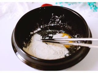 11、#咸味#酥炸片口鱼,再加入清水搅拌