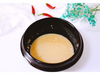 12、#咸味#酥炸片口鱼,搅拌均匀的面糊里加入泡打粉混合均匀、静止5分钟左右