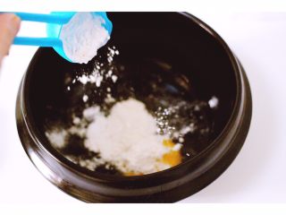 10、#咸味#酥炸片口鱼,取一个容器、鸡蛋打散加入面粉和淀粉