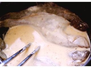 13、#咸味#酥炸片口鱼,把腌制好的片口鱼、放入面糊里挂一层薄薄的面糊