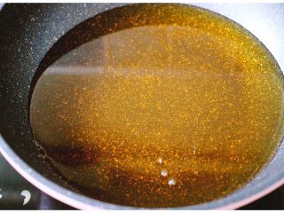 14、#咸味#酥炸片口鱼,锅中倒入花生油烧至六成热时