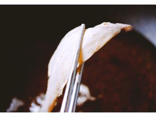 15、#咸味#酥炸片口鱼,放入挂面糊的片口鱼