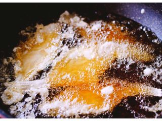 16、#咸味#酥炸片口鱼,大火定型后转中火炸熟