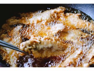 17、#咸味#酥炸片口鱼,用筷子搅拌一下、以免造成鱼沉锅底粘住