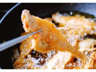 18、#咸味#酥炸片口鱼,再转入小火炸至两面金黄色即可捞出沥干油分