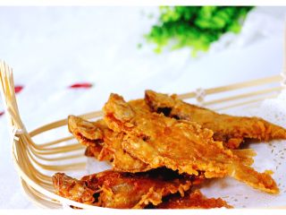 19、#咸味#酥炸片口鱼,香酥可口的片口鱼就炸好了、一口咬下去、那叫一个面子哟