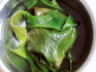 1、海带冬瓜汤,准备好盐泽海带，用水多清洗几遍，用水侵泡一小时。