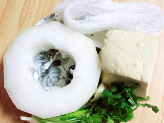 2、海带冬瓜汤,准备好冬瓜、豆腐、粉丝、葱姜蒜、香菜。