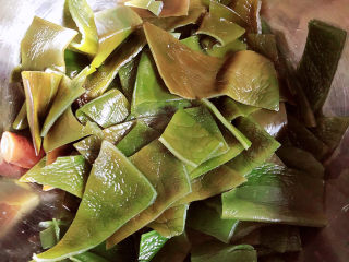 3、海带冬瓜汤,将海带清洗干净切成块状。