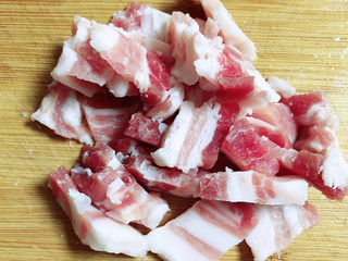 6、海带冬瓜汤,准备一些五花肉，切好待用。