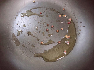 7、海带冬瓜汤,锅中倒入少许油，放入花椒粒煸香。