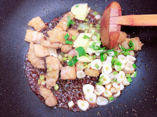 10、海带冬瓜汤,加入葱姜蒜爆炒。