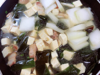 12、海带冬瓜汤,倒入1000ml水，大火烧开锅。改为中火炖煮5-10分钟。