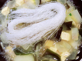 13、海带冬瓜汤,放入粉丝，中火继续煮2分钟。