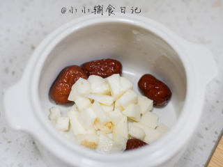 3、辅食6M+&8M+ 山药红枣米糊,3、	山药、红枣放入炖盅内