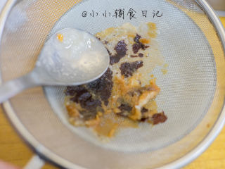 6、辅食6M+&8M+ 山药红枣米糊,6、	用筷子夹出红枣过筛，就能去掉核跟皮，