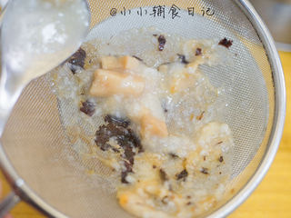 8、辅食6M+&8M+ 山药红枣米糊,8、	如果是六个月的婴儿，可以把山药跟粥一起过筛