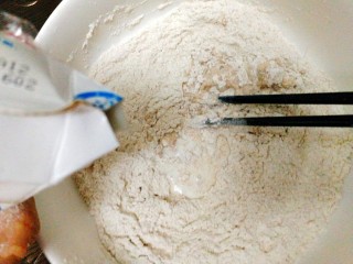 4、吃掉一朵花+黑麦粉--枣花馒头,牛奶边倒边搅拌