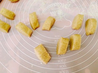 11、吃掉一朵花+黑麦粉--枣花馒头,搓成长条,切一样大小的小剂子