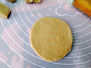 12、吃掉一朵花+黑麦粉--枣花馒头,用擀面杖擀成圆形。