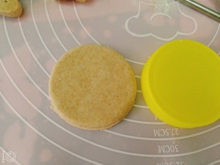 13、吃掉一朵花+黑麦粉--枣花馒头,或者可以用圆形东西压出圆形