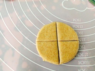 14、吃掉一朵花+黑麦粉--枣花馒头,分成四份,变成四张三角形