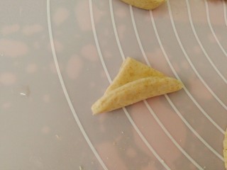 15、吃掉一朵花+黑麦粉--枣花馒头,把三角形下面折条边上来