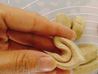 16、吃掉一朵花+黑麦粉--枣花馒头,再用手往里折