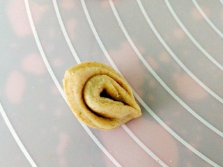 17、吃掉一朵花+黑麦粉--枣花馒头,这样就做好一个花瓣