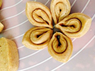 18、吃掉一朵花+黑麦粉--枣花馒头,同样方法做了五片,也可以六片,旁边用水涂点花瓣就粘上了,再用筷子往中间夹下