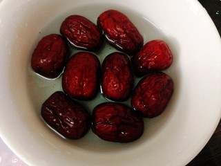 19、吃掉一朵花+黑麦粉--枣花馒头,红枣洗净浸泡一会儿