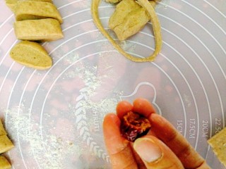 20、吃掉一朵花+黑麦粉--枣花馒头,对半剪去核