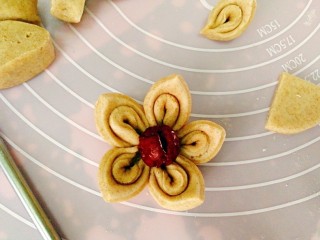 21、吃掉一朵花+黑麦粉--枣花馒头,涂点水粘在花的中间当花芯