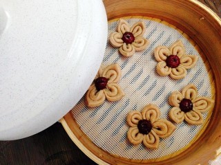 23、吃掉一朵花+黑麦粉--枣花馒头,同样方法全部做完,放在蒸笼里二次醒发,5分钟即可,因为在弄造型时去了些时间