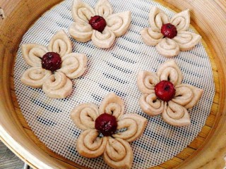 24、吃掉一朵花+黑麦粉--枣花馒头,明显增大