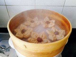 26、吃掉一朵花+黑麦粉--枣花馒头,水开后蒸15分钟,焖5分钟
