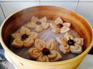 27、吃掉一朵花+黑麦粉--枣花馒头,成品图